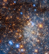 哈勃望远镜看到镶嵌在银河系中的闪闪发光的球状星团