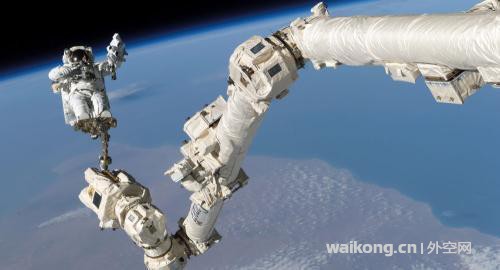 NASA宇航员走出开放太空 对国际空间站进行技术维护-1.jpg