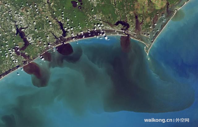 NASA图像显示：飓风过后，被污染的河流渗入大西洋-1.jpg