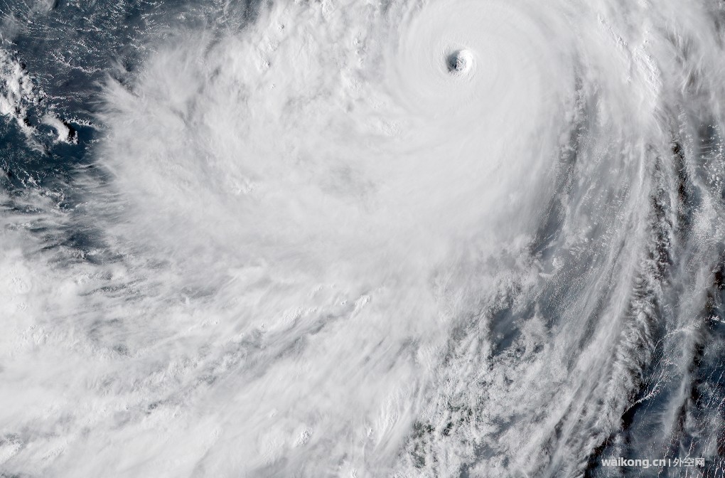 从太空看超强台风山竹：巨大风眼圆睁似金刚怒目-2.jpg