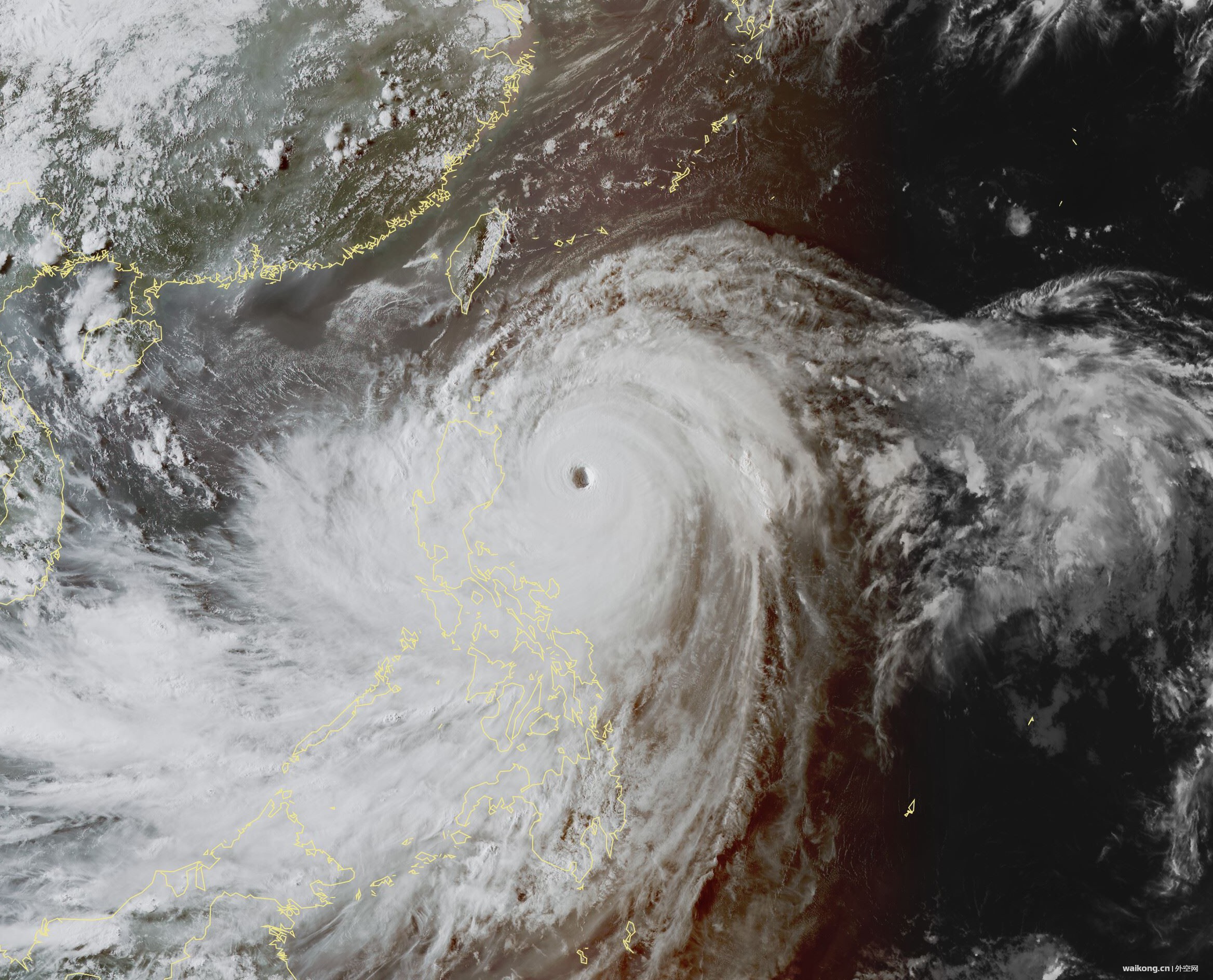从太空看超强台风山竹：巨大风眼圆睁似金刚怒目-3.jpg