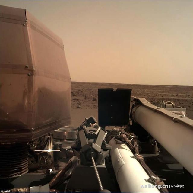 NASA洞察号成功登陆火星赤道 第一张清晰版火星天空曝光-1.jpg