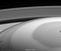 土星附近、远眺的卡西尼飞船