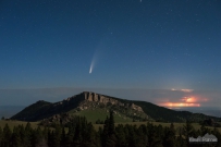 大角山脉背后的彗星与闪电影像来源及版权：Kevin Palmer说明：如今，汽船码头景点比往常更加漂亮。从怀俄明的美国14号高速看过去，大角山脉标志性的峰顶形成