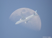 月球前方的飞机