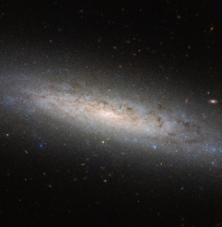 这闪亮的磁盘的一个螺旋星系位于约2500万光年。