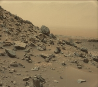 盖尔陨石坑的边缘是可见的距离，在这样的一个山坡上看...