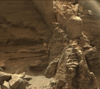 火星车观壮观的层状岩层