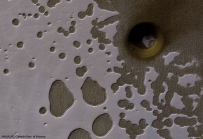 火星上不寻常的坑洞