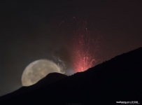 熔岩喷泉后方的月球