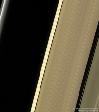 土星光环后的地球与月亮