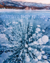 贝加尔湖中冻结的甲烷气泡