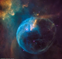 哈勃望远镜26周年纪念拍摄气泡星云：4张图像合成展示全貌