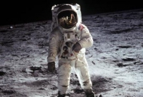 航天员回地球后，为何都是坐着的？哪怕上级领导在，也不站起来？