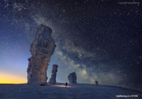 七巨人岩石群上空的银河