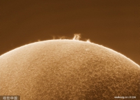 美国加州业余摄影师拍到太阳表面气体爆炸瞬间