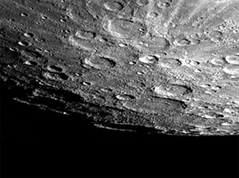 这是水星的南极地区。极点的位置在那个仅边缘被阳光照到的“赵孟?陨坑”中 ...
