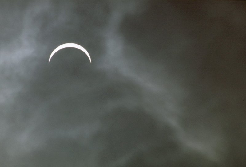 发生于1999年日全食。该照片摄于英国，当时天空中有阴云。